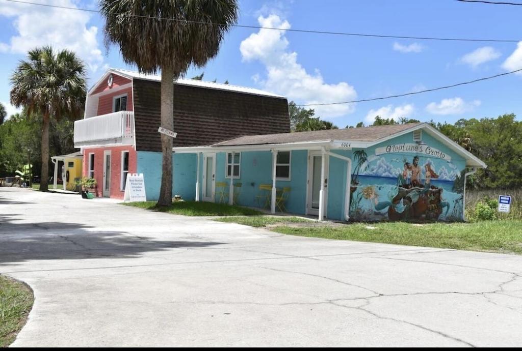 Neptune'S Grotto Old Florida Adventure Retreat Hotel Spring Hill Exterior photo