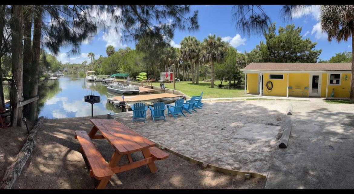 Neptune'S Grotto Old Florida Adventure Retreat Hotel Spring Hill Exterior photo