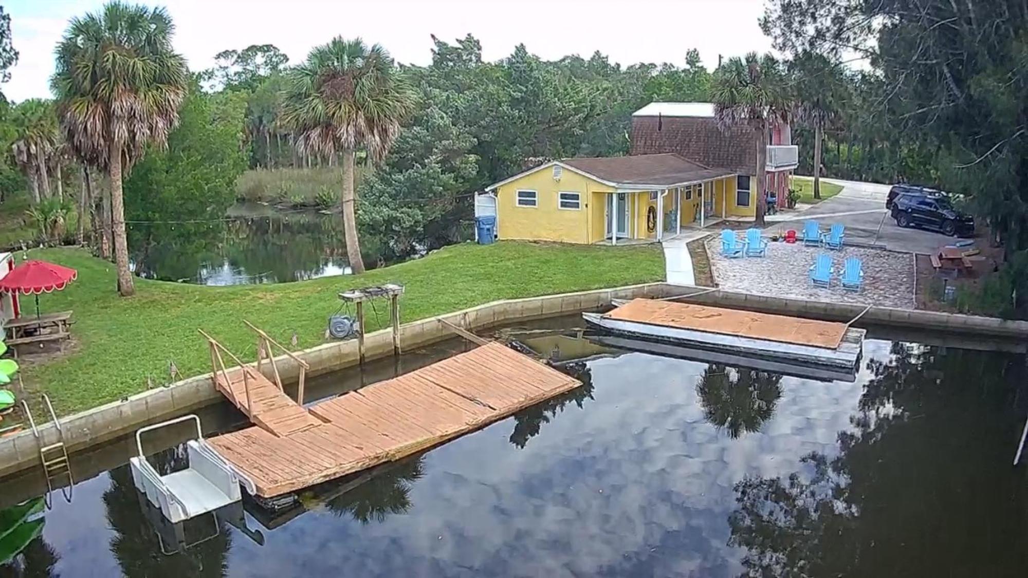 Neptune'S Grotto Old Florida Adventure Retreat Hotel Spring Hill Exterior photo